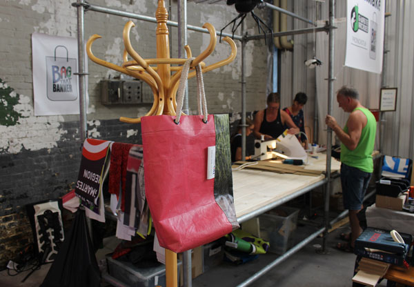 Workshop tassen maken door Bag That Banner op de Mini Maker Faire in Eindhoven.