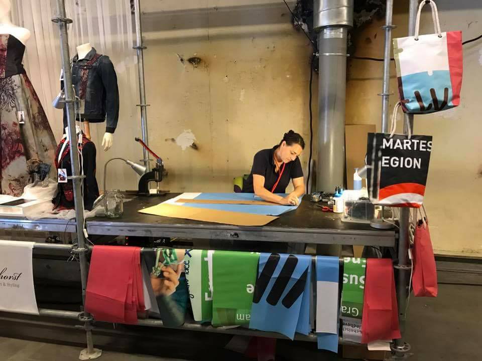 Workshop tassen van Recycled materiaal door Bag That Banner op de Eindhoven Maker Faire in 2017.